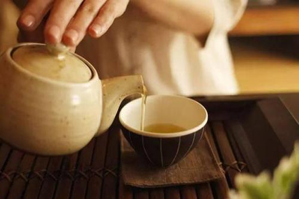 国内新中式茶饮迎来快速发展时代,主要源于移动互联网高速发展