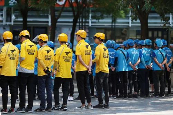 美团外卖召开了53场骑手恳谈会,持续推动改善产品与服务