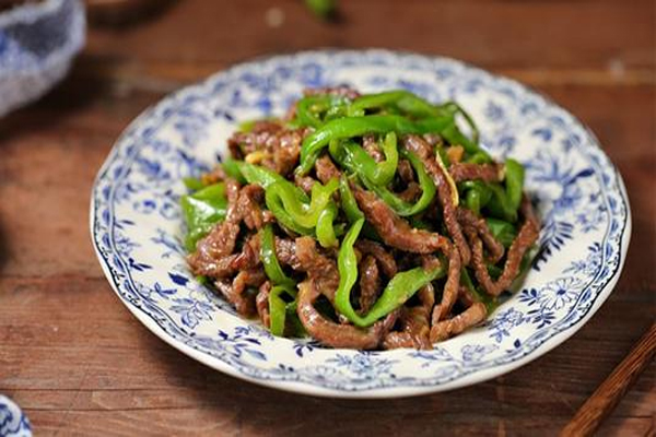 青椒牛肉是怎么做的？需要准备哪些食材和配料