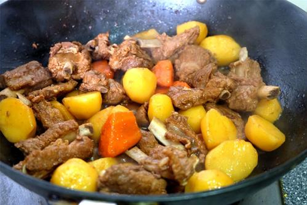 土豆胡萝卜炖排骨是怎么做出来的?需要用到哪些食材