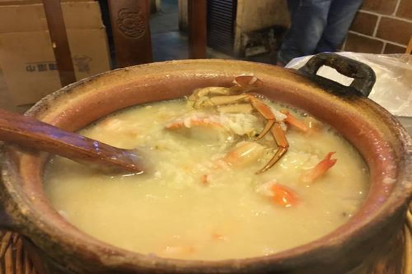 火齐潮汕砂锅粥已经采取闭店措施,所有员工将进行检测并接种疫苗
