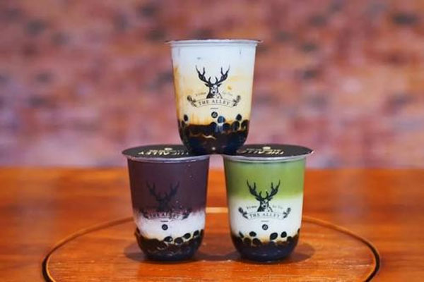 奶茶杯底出现脏手套频繁引发关注，鹿角巷奶茶令客户担忧