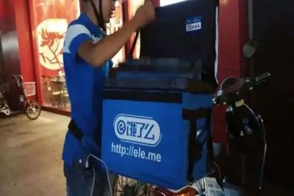 饿了么“7道菜仅1道正品”事件上热搜，平台已停止配送员服务资格