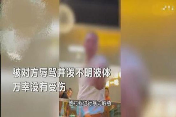 “女子火锅店劝阻食客抽烟反被泼”冲上热搜，未制止吸烟男子给品牌带来负面影响