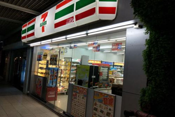 北京多家7-11门店存在卫生问题,热餐台面布满油污锈迹