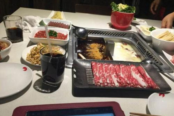 深圳男子频遭碰瓷海底捞吃出蟑螂,被公安局行政拘留