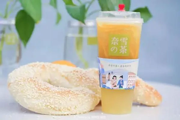 奈雪的茶正式在港交所上市，上市首日开盘跌近5%