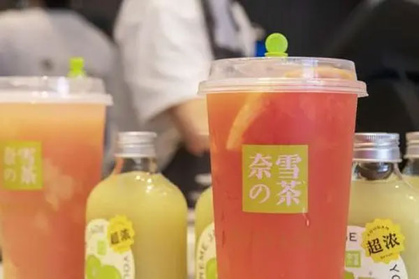 奈雪的茶在港交所挂牌上市，总市值323亿港元