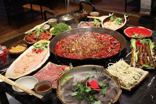 民俗文化火锅店脑洞大开,推出月饼烫火锅奇葩吃法