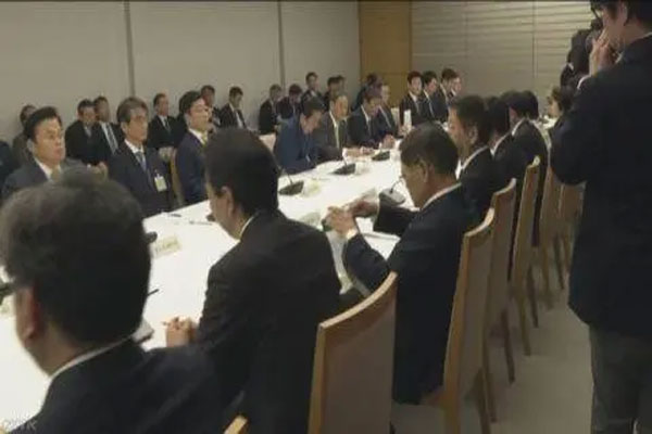 日本政府举行新冠疫情对策本部会议,解除19个都道府县“紧急状态”