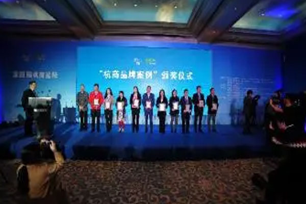百草味与益客集团推动创立，专注肉类卤味的研发创新